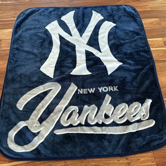 New York Yankees MLB ‘Signature’ Raschel Throw Blanket EUC - Picture 4 of 4